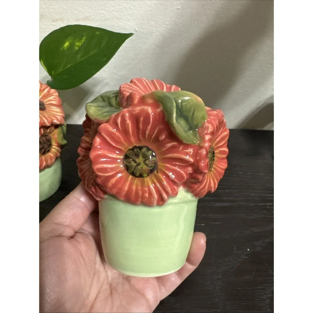A bouquet of Flower‎ -  Salt And Pepper Shakers. One Tiny Chip On One Of Them.